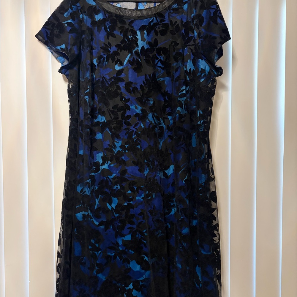 SLNY Elegant Blue and Black Floral Dress